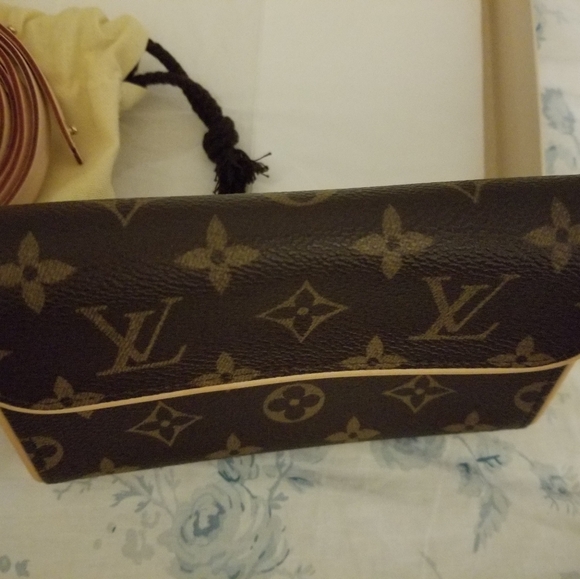 Louis Vuitton Pochette Florentine Belt Bag in Monogram - Picture 3 of 16